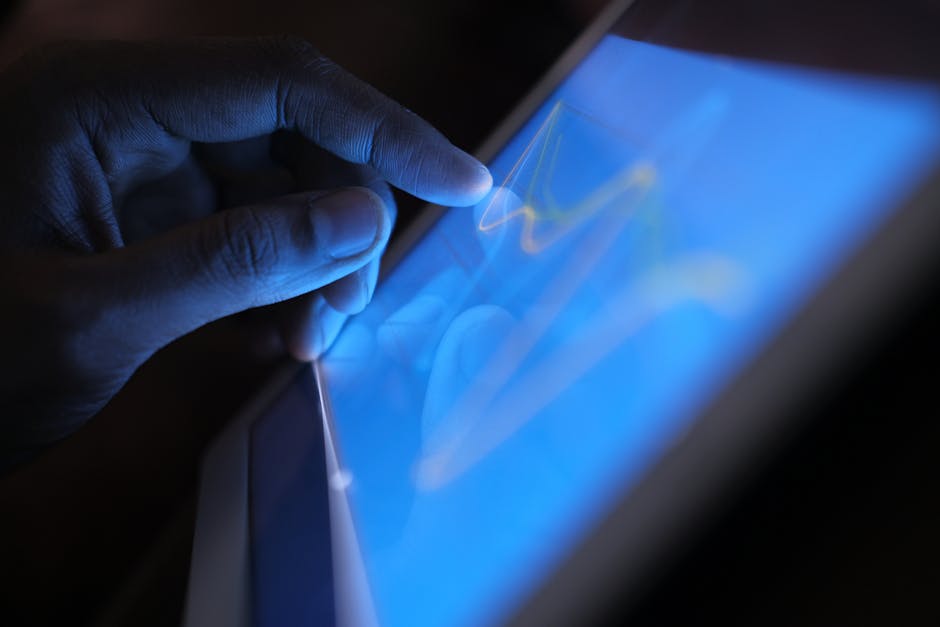 Persona che utilizza un tablet per il controllo domotico