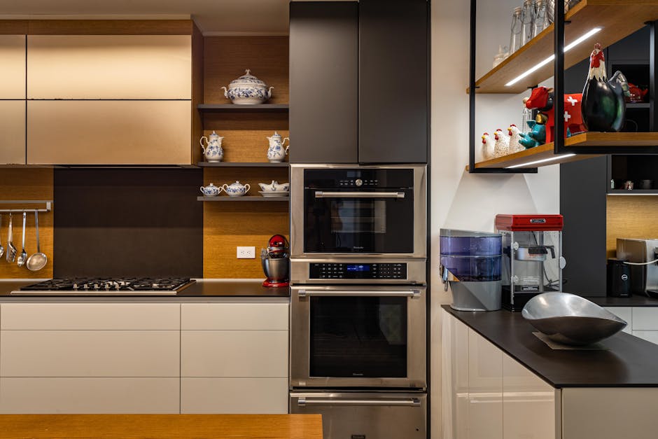 Cucina moderna con elettrodomestici smart